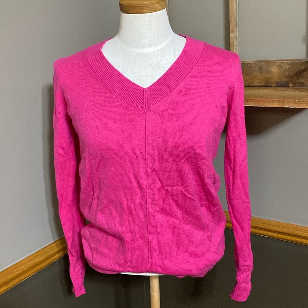 fuschia pink v neck light weight sweater size Medium